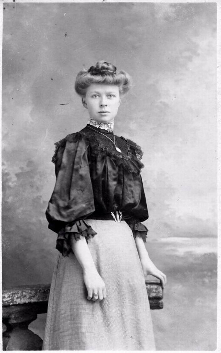 Фотография дамы в юбке и блузке, примерно 1903-1904.