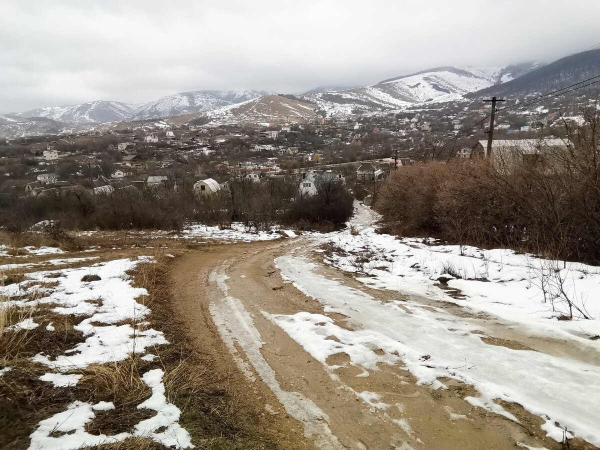 Сегодня без снега, но дорога сырая. 