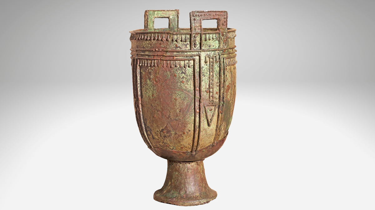 Котел гуннского типа, бронза, конец IV-V вв. Высота — 59 см, диаметр устья — 31 см. © Государственный исторический музей, Москва