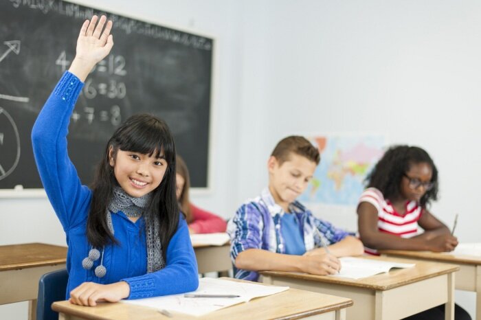 Ученические столы, рассчитанные на одного человека, используются не только в Америке / Фото: kidsvisitor.com