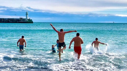 Ялта сегодня. Люди бегут в зимнее море. Купание на Крещение на Набережной. Погода в Крыму. Крым 2022