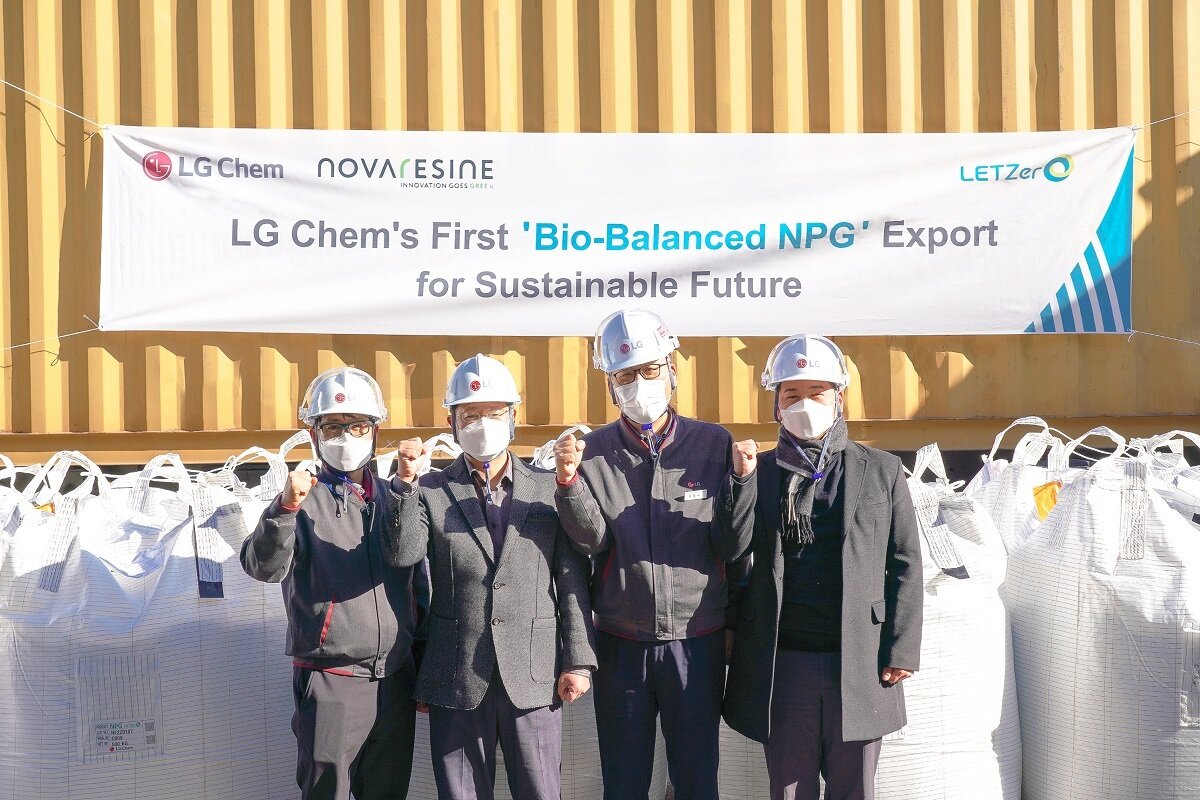 Представители  LG Chem празднуют отгрузку первой партии NPG, экологически чистого  материала для покрытия, на своем заводе в Йосу, провинция Южная Чолла,  во вторник. (LG Chem)