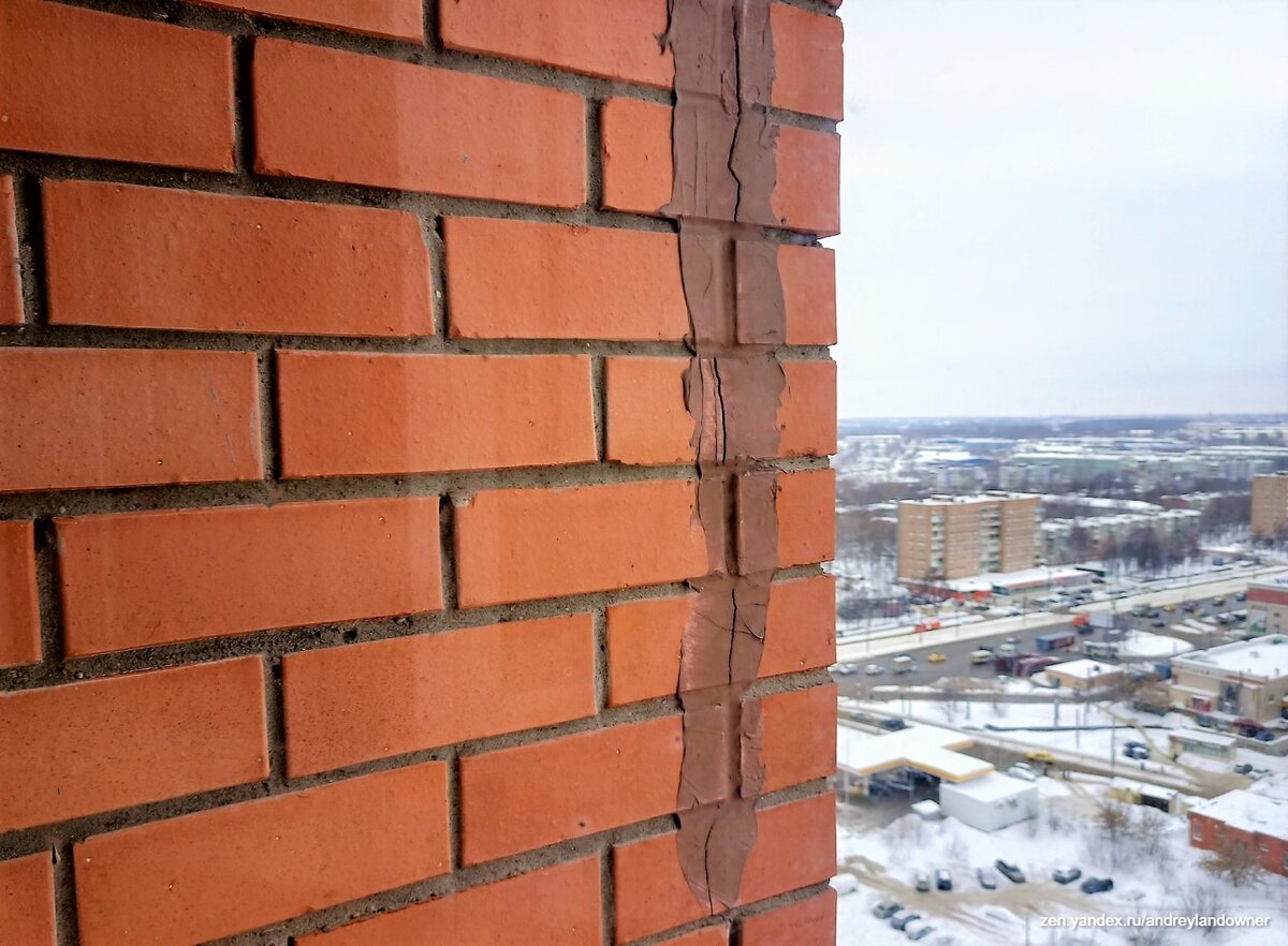 Фото автора. Трещина в кладке. Листайте вправо.