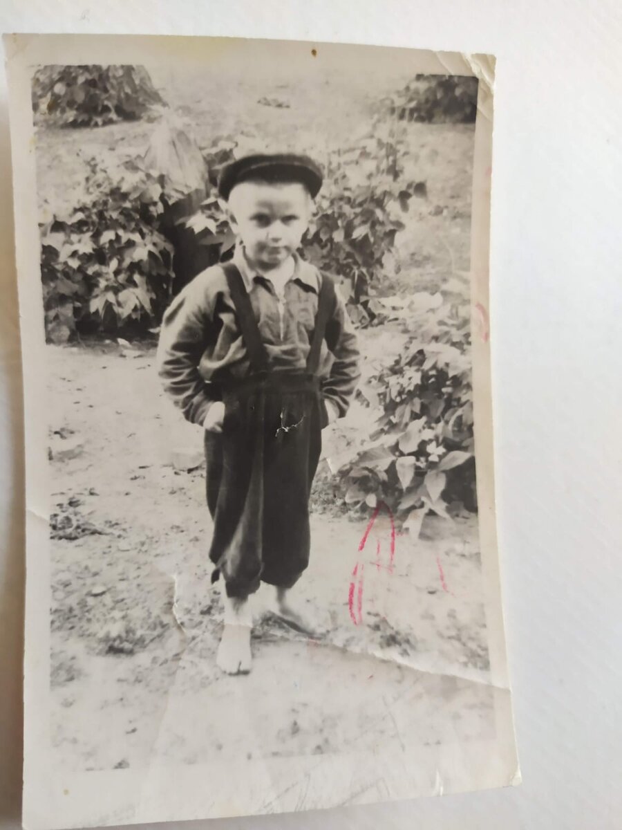 А здесь мне года четыре-пять.