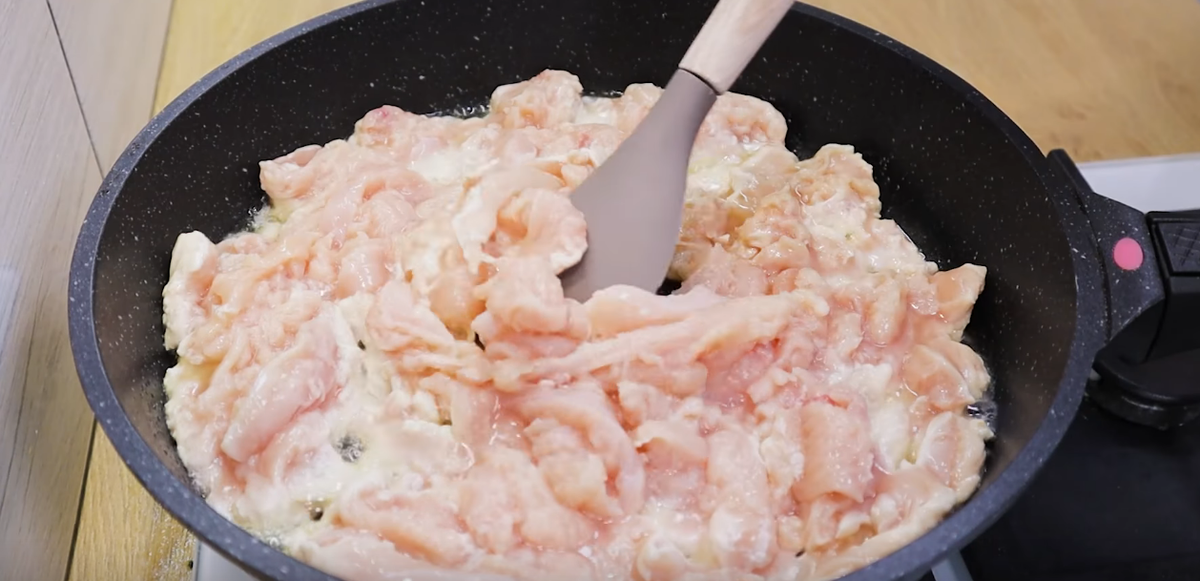 Если вы хотите приготовить вкусное и простое блюдо из куриной грудки, то можно обратить внимание на этот рецепт.
