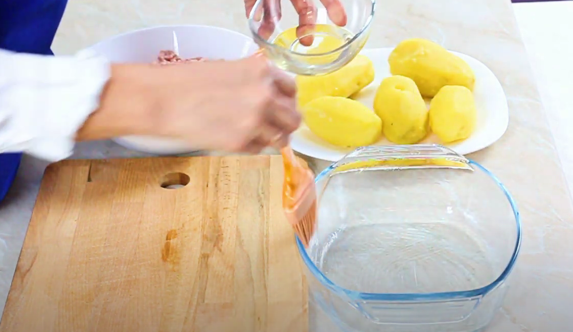 Смажем форму растительным маслом без запаха