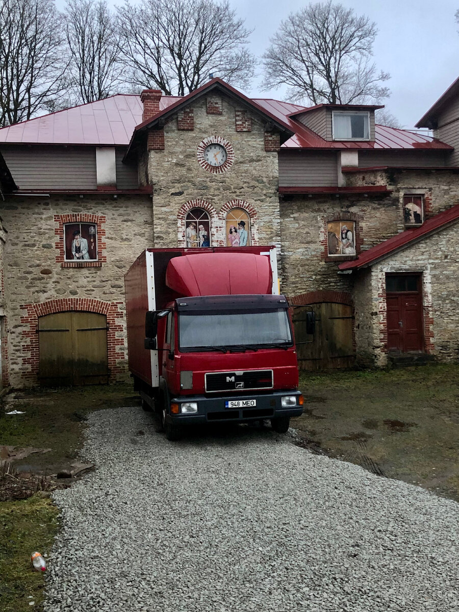 Рассмотрите повнимательнее окна, в них сюрприз;)