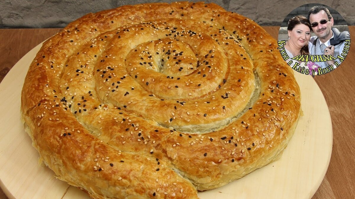 Пирог улитка из теста фило. Слоеный пирог улитка с фаршем. Пирог улитка с мясом. Пирог улитка из слоеного теста