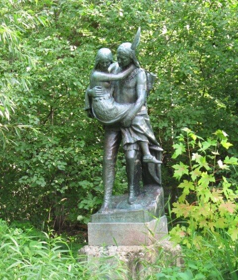 Гайявата переносит Миннегагу через ручей