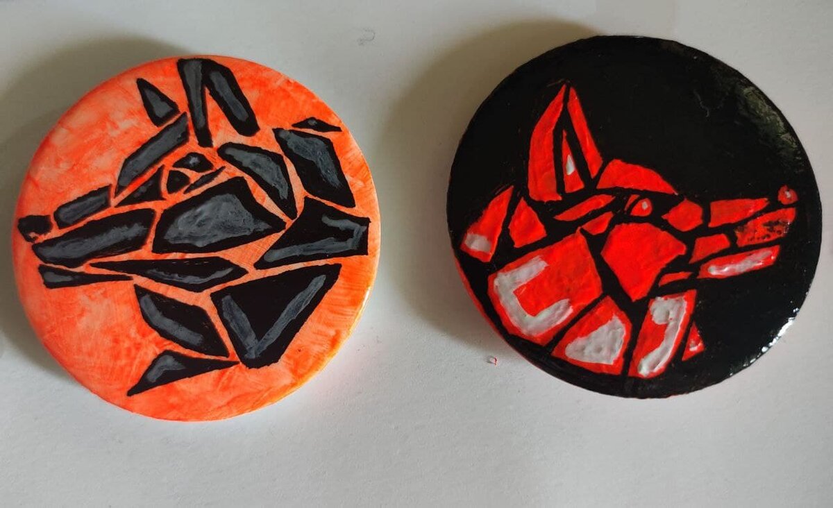 Лисёнок часто мелькает у меня в сторисах, поэтому можете подписаться на мой инстаграм и увидеть, как он дополняет несколко моих образов