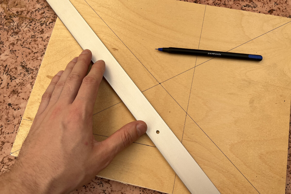 Разметил центр.