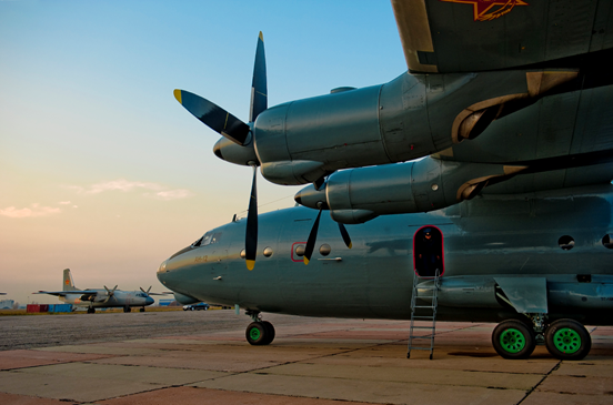 Самолет АН-12 со стремянкой. Фото из открытых источников интернета