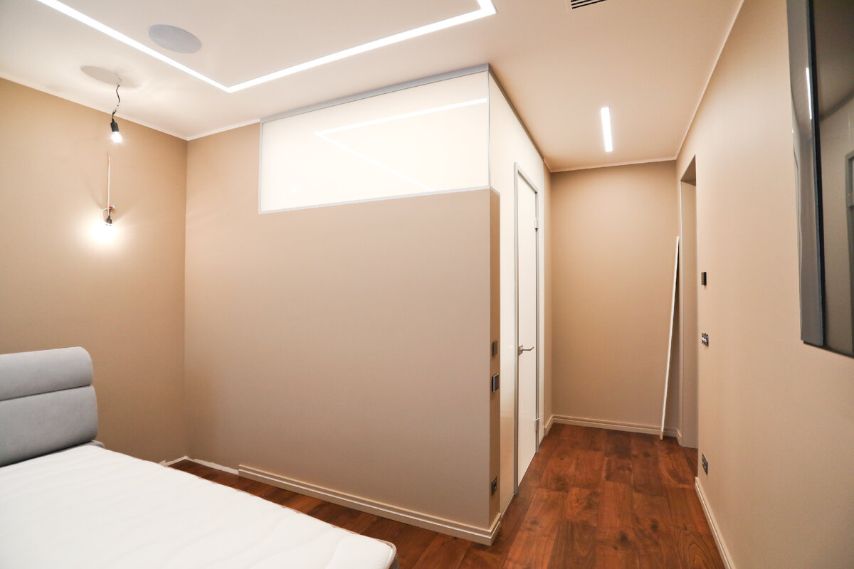 Компоновка стеклянной перегородки позволяет добиться максимально эффективного освещения вне зависимости от времени суток