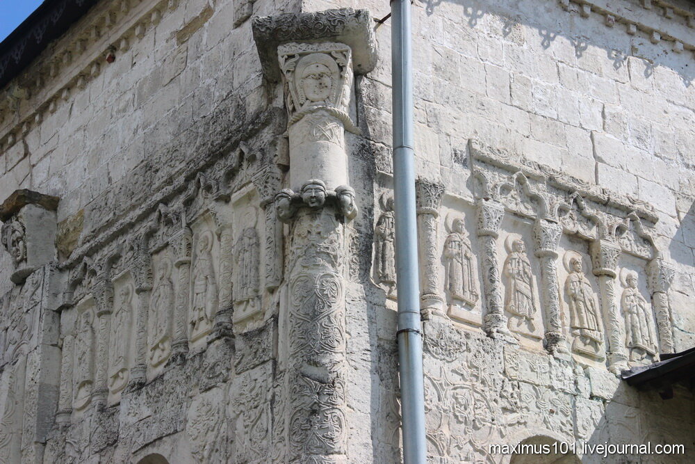 Общий вид стен Георгиевского собора в Юрьеве-Польском.