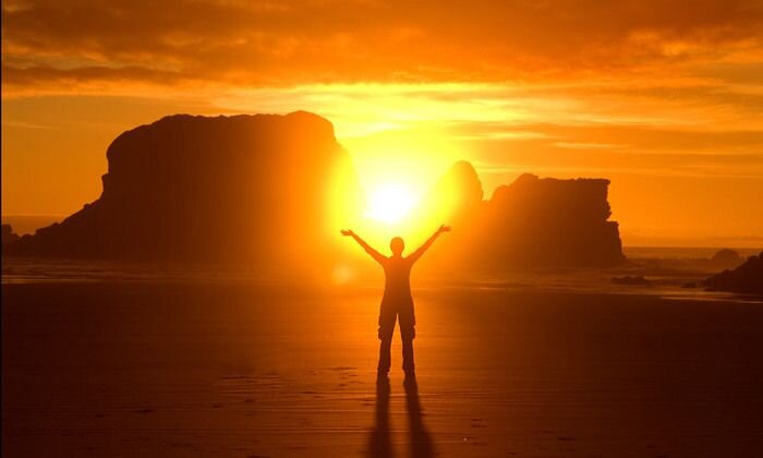 
     Дословно: "крайне счастливы творящие мир". Люди, которые достигли глубокой духовной зрелости и способны гасить огонь раздоров и успокаивать противостояние в конфликте.
      Дух миротворца - это дух Самого Иисуса Христа. Люди с этим духом всегда носят с собой и в себе атмосферу Бога и везде приносят покой и утешение. Эти люди способны принять удар на себя, но только чтобы воцарился климат Неба и ничего не угашало и не огорчало Святого Духа.
       Есть другие люди, несущие раздор, разжигающие конфликт и непонимание. Люди этого мира незрелого и плотского нрава, неперерожденные через истину, живущие в атмосфере агонии и столкновений  эгоизма и гордости. Если человек несёт в себе конфликт, то это верный признак духовной слабости, внутреннего рабства и отсутствия покоя.
       Друзья, лучше пойти на жертву и лишения, но быть миротворцем, нежели любыми способами доказать свою правоту и потерять покой и мир Божий в своём сердце.
       Берегитесь угашать и огорчать Святого Духа. Он очень внимательно и бережно относится к каждому из нас, потому что живёт прямо в нас и каждое наше столкновение и каждый наш конфликт касается Его.
      Проживи этот день для Него.