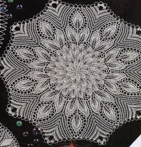ажурная салфетка, к ней идут две схемы