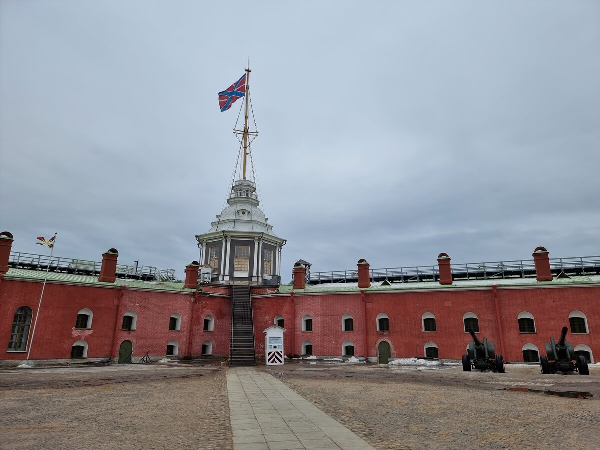 Облака все равно были, но на видео (ссылка есть ниже) небо было ясным