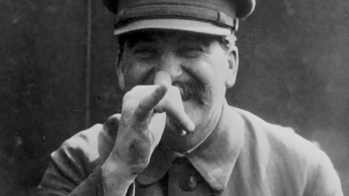 Вот такой вот он, «вождь народов» — красноармейцы гибли на фронтах, а трус Сталин спасал свою собственную шкуру. Источник fishki.net