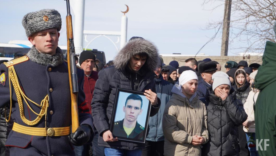 Родителям погибшего военнослужащего на украине. Простились с погибшим на Украине Артуром Шарафеевым. Семьи погибших военнослужащих на Украине.