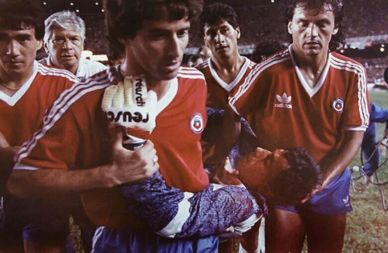 1989 года. Партнеры по сборной Чили уносят Роберто Рохаса с поля «Мараканы». Фото: соцсети
