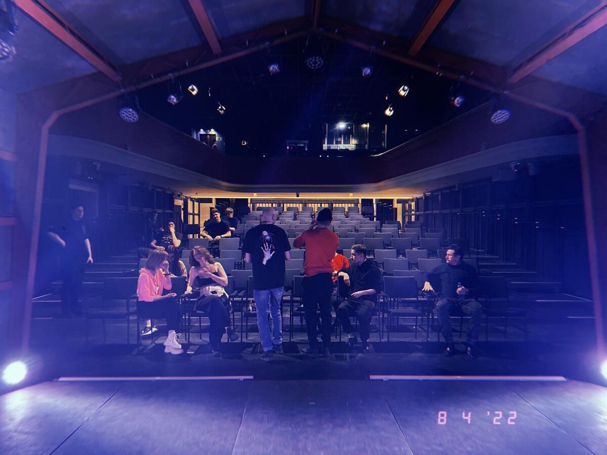 Подготовка к показу спектакля «Танцующая в темноте» на сцене Электротеатра Станиславский. 