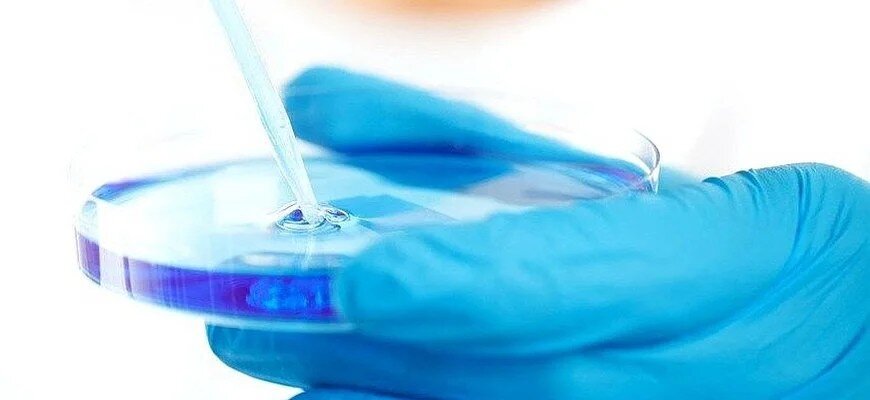 Медицинский работник проводит анализы, duma.gov.ru