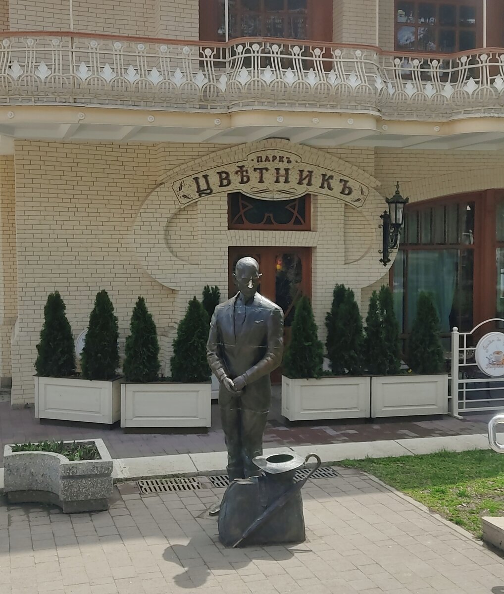 Киса Воробьянинов с натертым носом стоит где ему и положено. Возле входа в парк Цветник. Именно там он просил подать что-нибудь бывшему депутату Государственной Думы