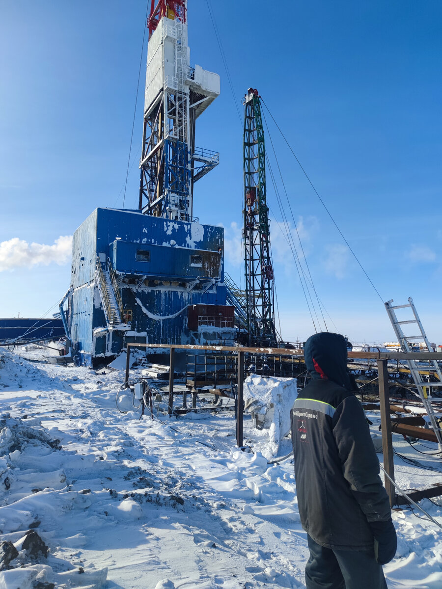 Март месяц.  Бурильная установка. 