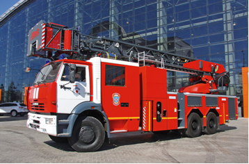 Тип АЦЛ – пожарная автоцистерна с лестницей. Пожарный автомобиль, оборудованный пожарным насосом, емкостями для хранения жидких огнетушащих веществ и средствами их подачи, стационарной механизированной выдвижной и поворотной лестницей и предназначенный для доставки к месту пожара личного состава, пожарно-технического вооружения и оборудования, проведения действий по тушению пожара, использования при аварийно-спасательных работах. На фото: пожарная автоцистерна с лестницей  АЦЛ-32