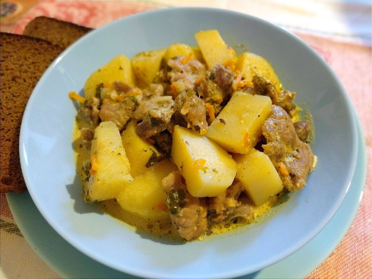 Куриные желудки, тушеные с картофелем в сметане. Фото сделано мной.