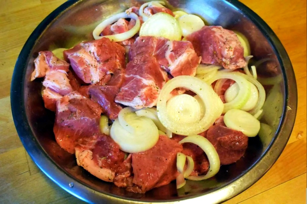 Как просто замариновать шашлык. Мариновка шашлыка из свинины. маринованное мясо для шашлыка. маринад для шашлыка из свинины. маринад для свинины шашлык.