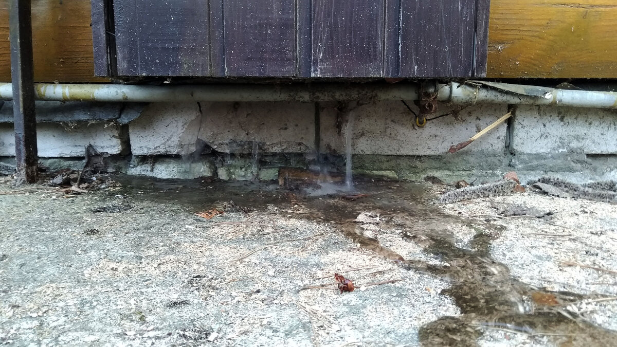 Вот она, течь из полипропиленовой трубы старого водопровода!