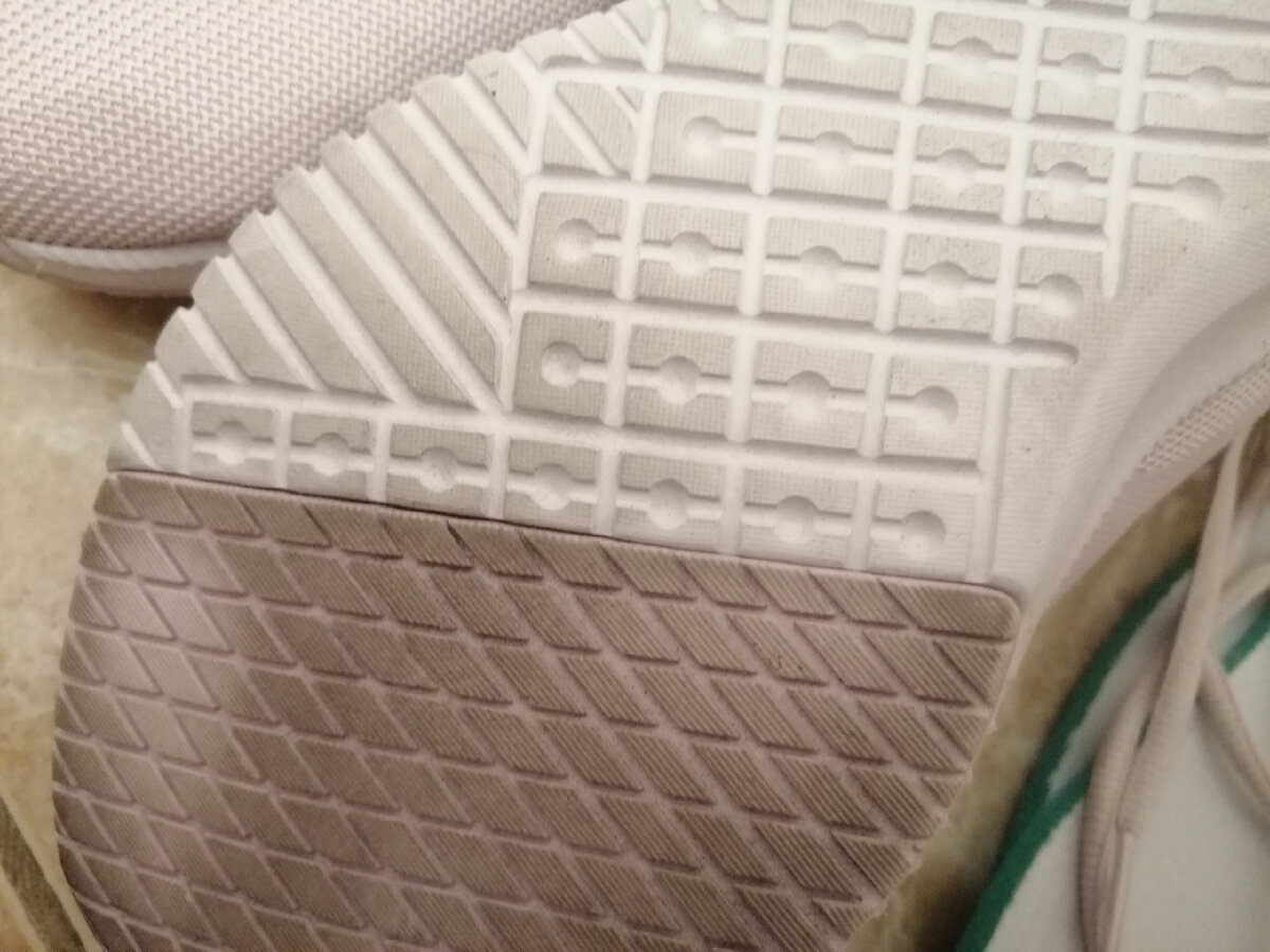 У меня кроссовки для занятий спортом в зале, поэтому подошву перед стиркой мыть не буду