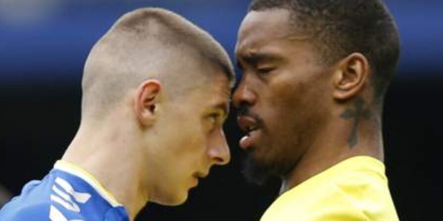 Футболист Миколенко (слева) и его знаменитая (хотя пока ещё не настолько, как у З. Зидана) бронебойная голова (опять слева!).