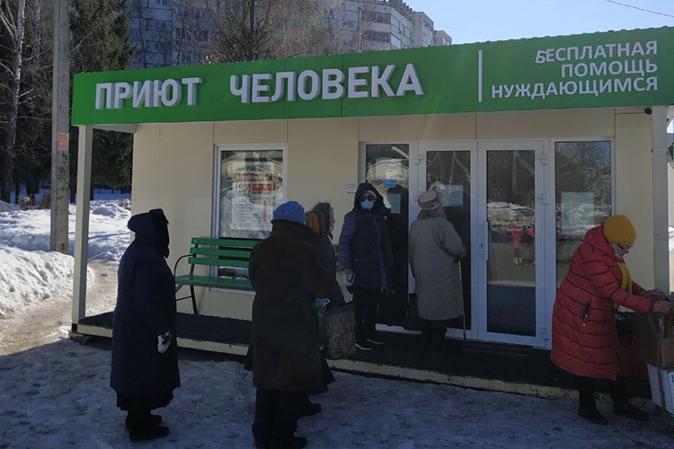 «К нам очень много приходит и «домашних» бабушек и дедушек. Хотя у нас и нет каких-либо требований обосновать свое обращение к нам за помощью, они все равно приносят справки о размере пенсии». Фото предоставлено благотворительным проектом «Приют Человека»