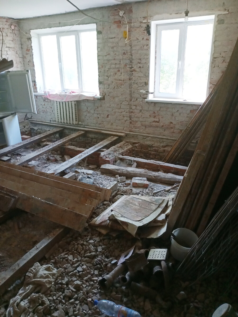 Фото автора.  Капитальный ремонт потихоньку движется. Межкомнатные стены не были несущими. И держались вообще не понятно как. Были в один кирпич, без всякой привязывающей арматуры. Закон мы не нарушили. Новые межкомнатные стены возведём из газоблока. Зальём бетонную стяжку. 