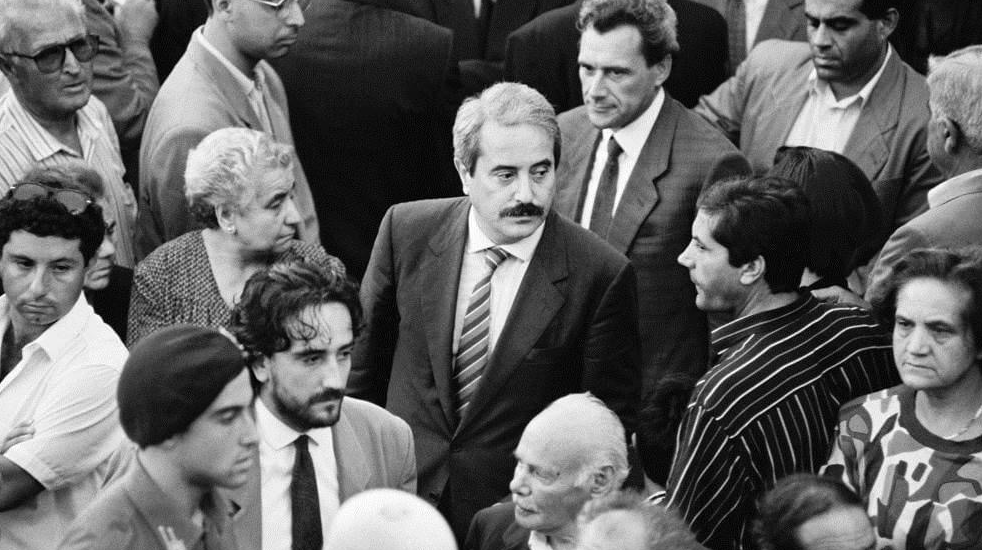 В Сицилии для человека только два пути, или в карабинеры или в мафию ...