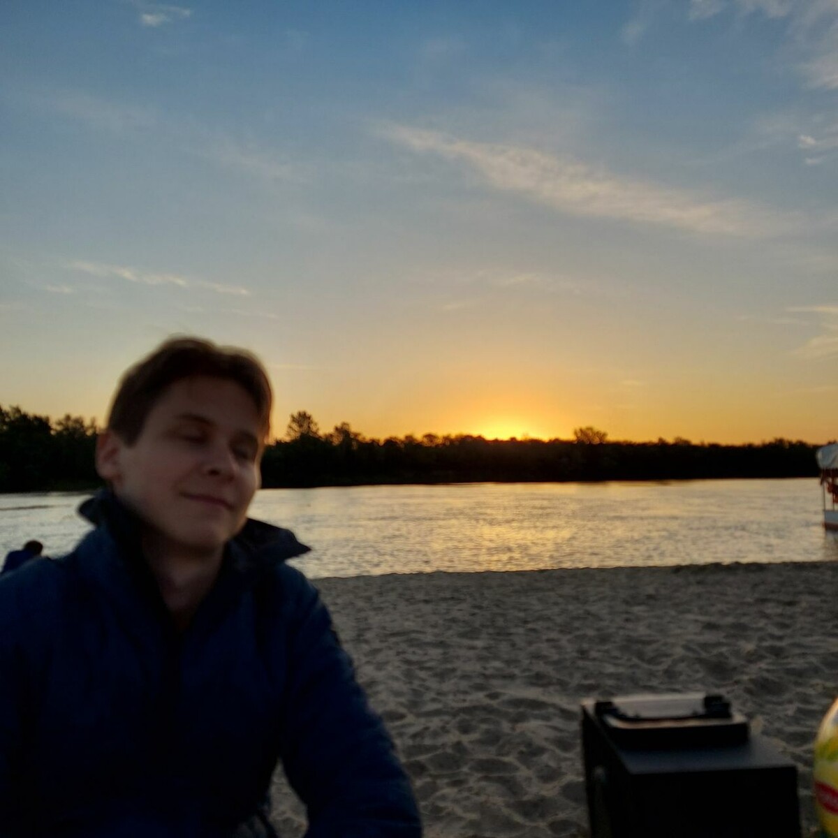 Друг, рассвет и колонка 