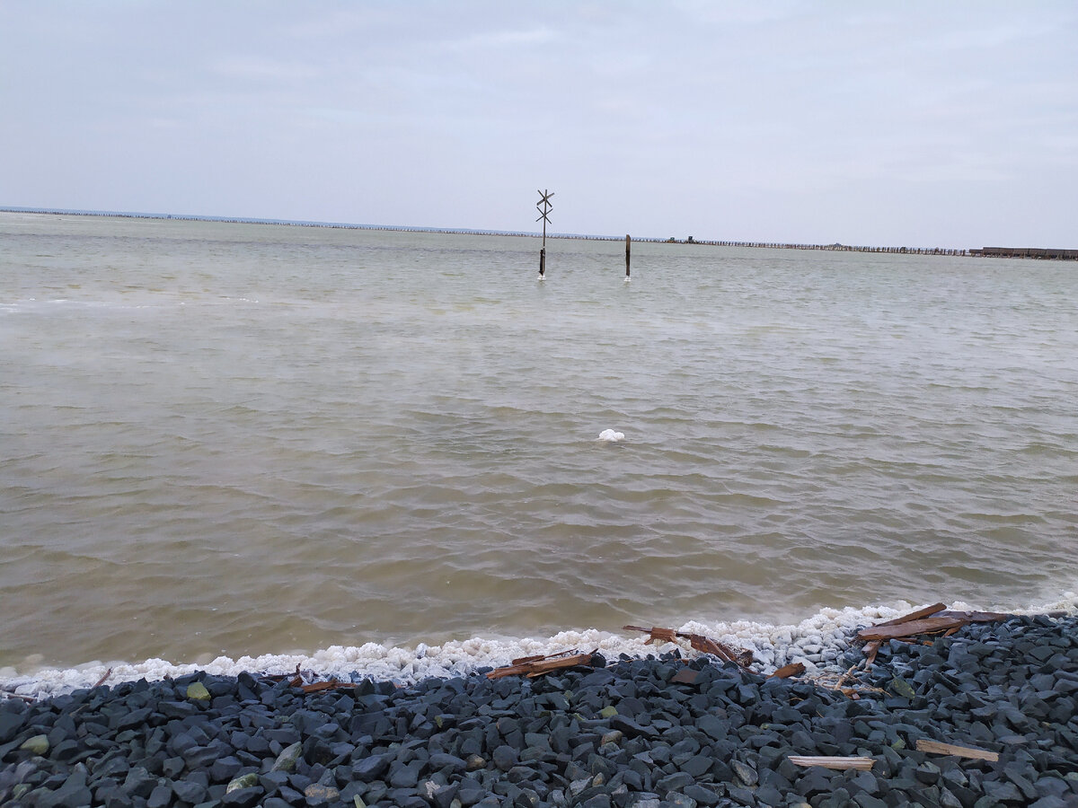 В начале мая воды еще много, некоторые смельчаки даже купались, хотя порезать ноги и тело можно легко.