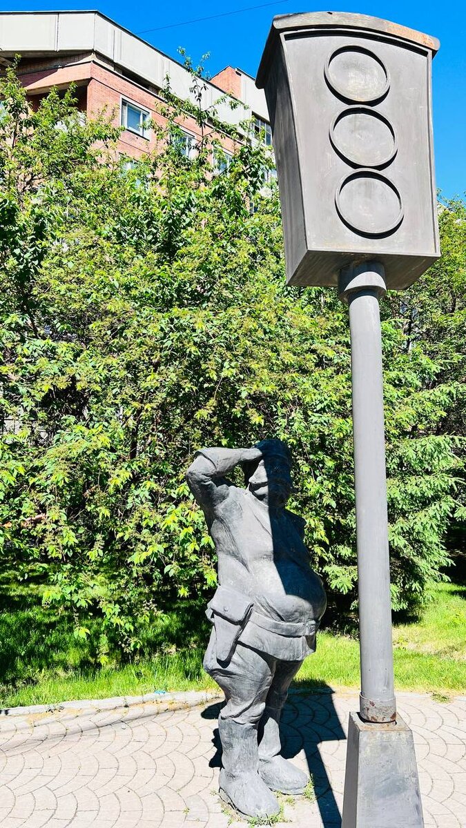 Памятник первому светофору г. Новосибирска