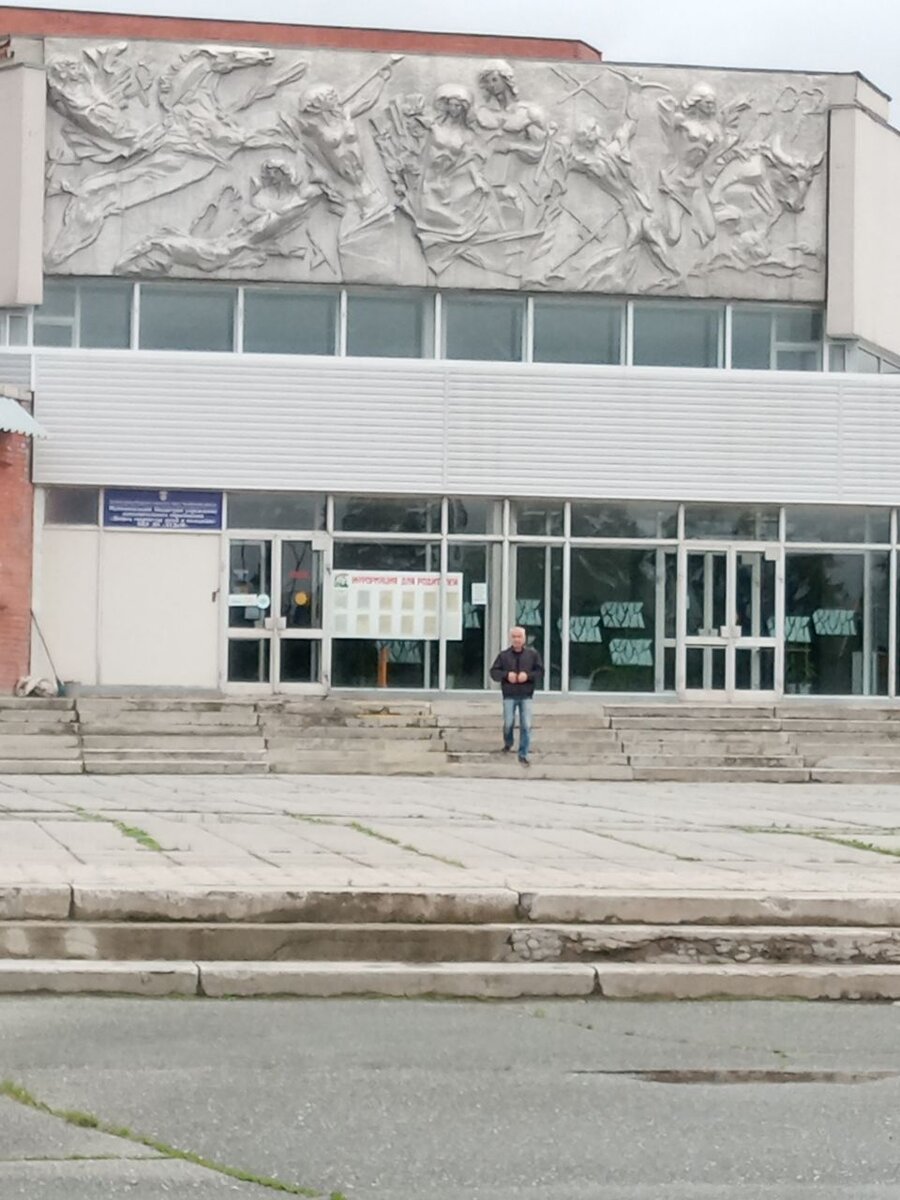 И мой муж на ступеньках меня встречает