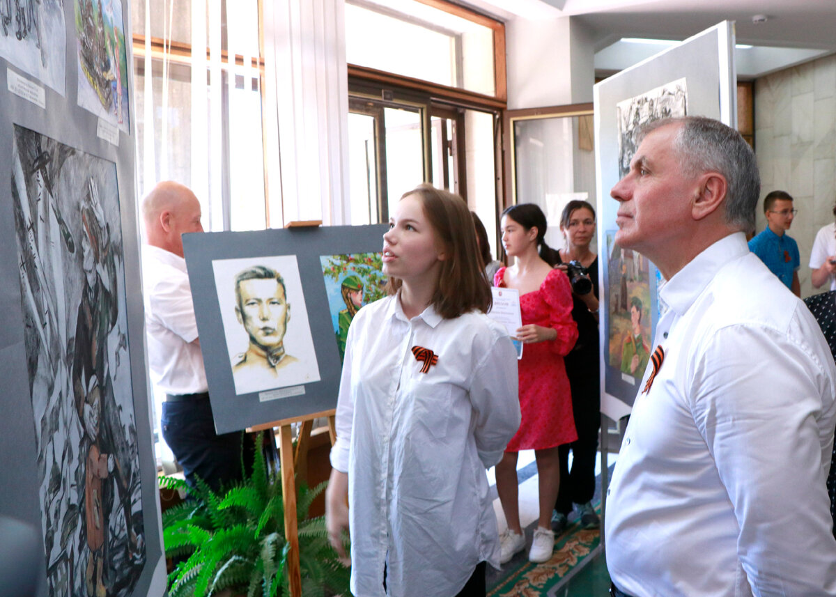 В. Константинов ознакомился с выставкой детских рисунков