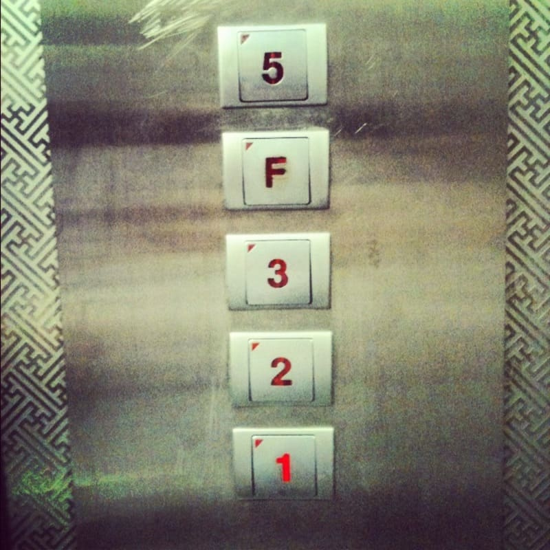Почему нет 13 про. Лифт в Японии цифра 4. Лифт без 4 этажа. Кнопки лифта. Китайский лифт без цифры 4.