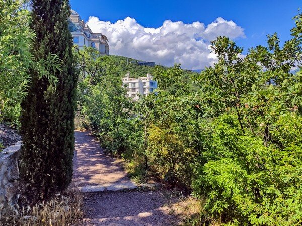 Это неплохо быть там, где всего в избытке ... И это не об изобилии и не о  возможностях, которых в реальности для большинства и не бывает ... С  Воскресением Вас!   

Ливадия, Крым ...   

  