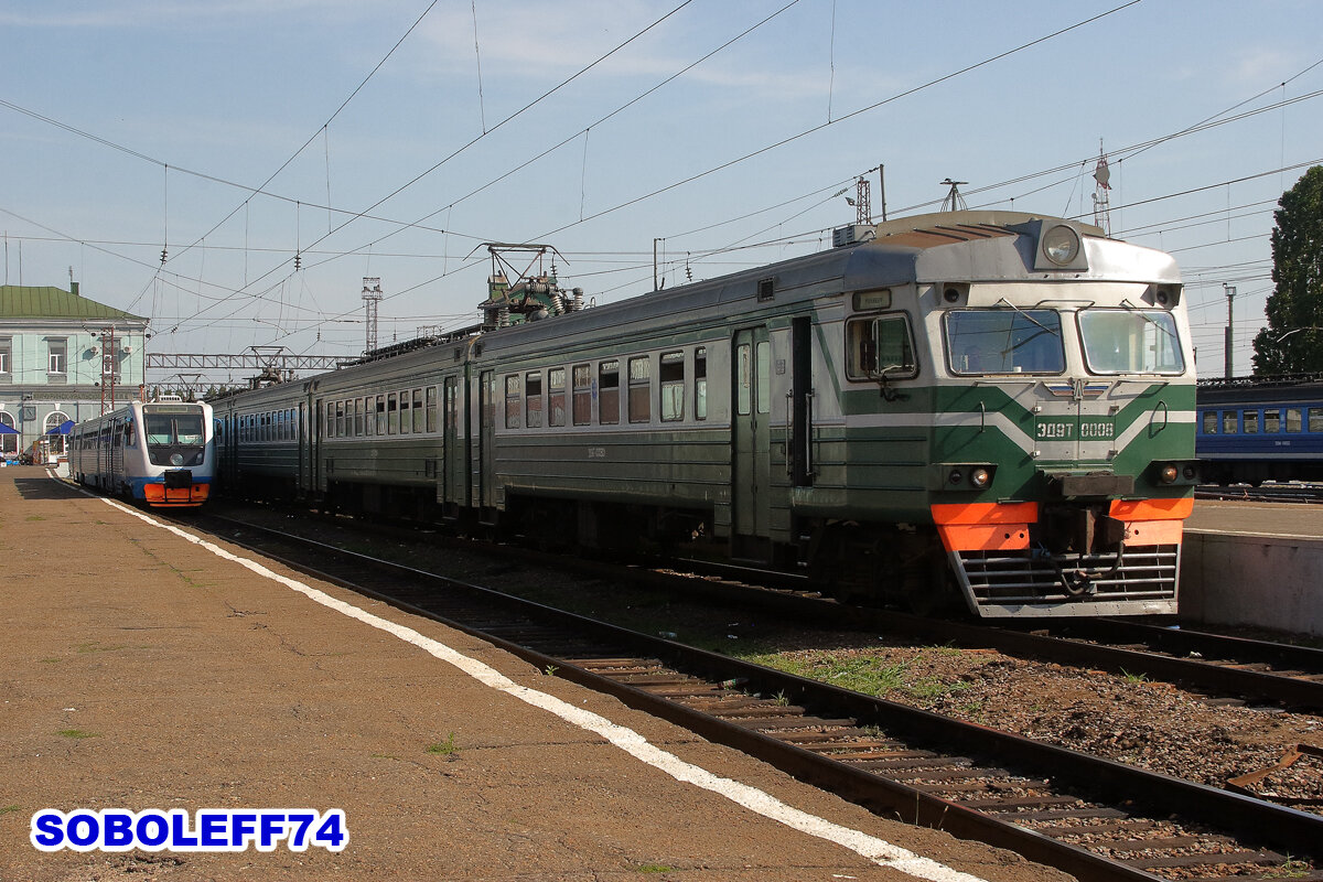 Электропоезд ЭД9Т-0008. Станция Мичуринск-Уральский Юго-Восточной железной дороги. Июль 2009 года