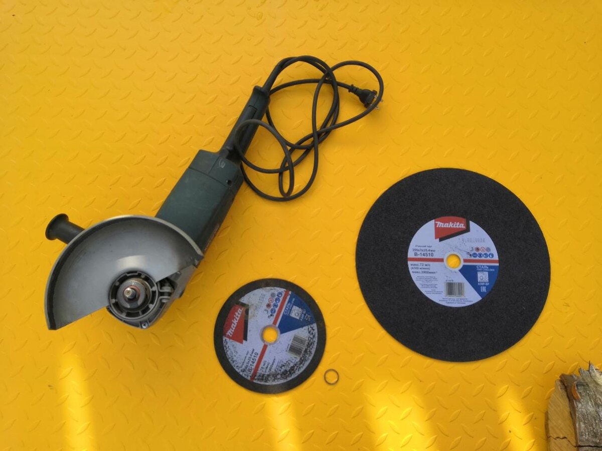 Слева направо: УШМ на 180 диск; остаток диска 355мм диаметром менее 180мм; кольцо- вставка; оригинальный новый диск 355мм. Фото автора.