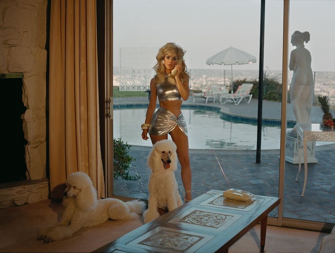     Ким Кардашьян приняла участие в съемке в стиле 1980-х. Фото: @kimkardashian