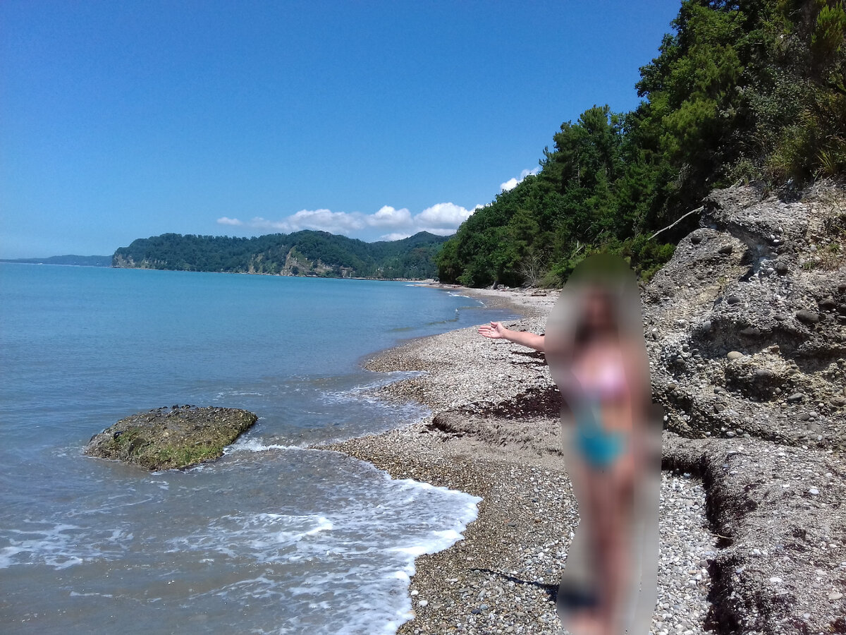 Указываю﻿ на протяжённость побережья)) себя немного спрятала, вдруг Дзен не оценит купальник) Даже пансионата отсюда уже не видно. И ни человечка вокруг. Берег не везде такой, не пугайтесь 