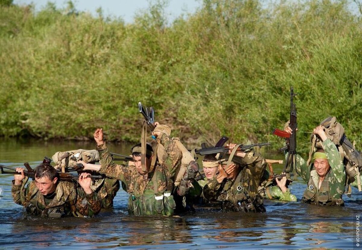 Переход военных. Преодоление водных преград вброд. Переправа реки вброд разведка. Разведка водной преграды. Форсирование водных преград.