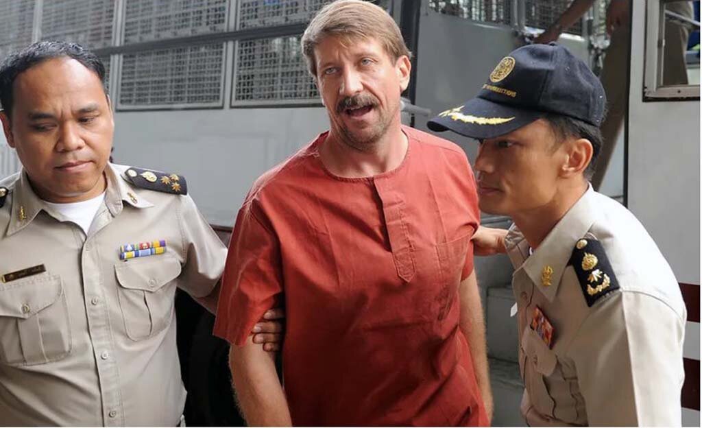 Они одели Виктора Бута в одежду, в которую террористы одевают захваченных ими заложников. 